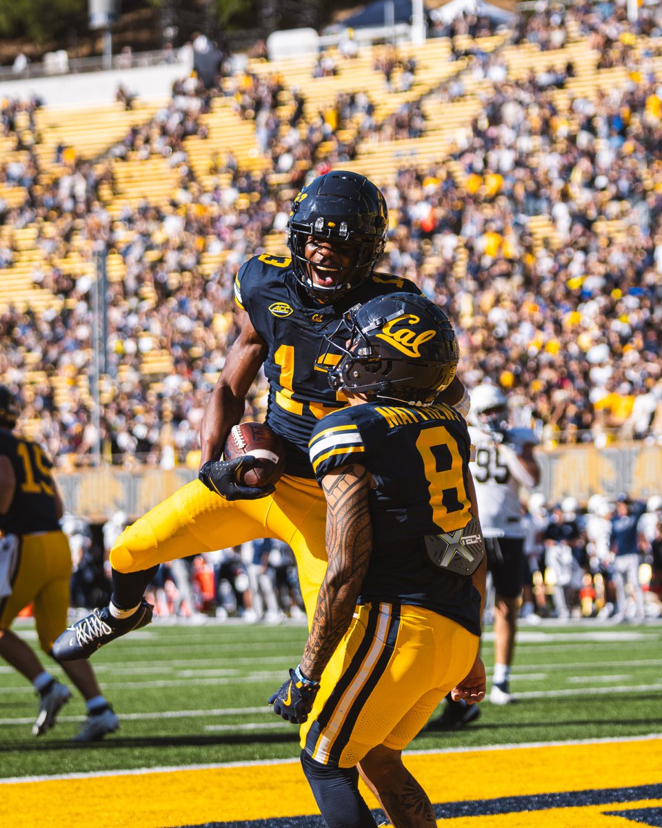 CalFootball's tweet photo. First of many 🤝

@nyziahHunter3 hauls in his first career TD reception.

#GoBears | #ALLIN https://t.co/NyGUysccGE
