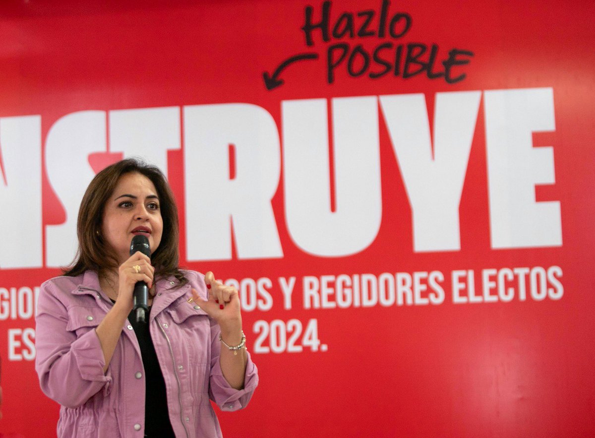 AnaLiliaHerrera's tweet photo. A pesar de la adversidad, es fundamental que seamos autocríticos y que continuemos preparándonos para recuperar espacios y enfrentar la batalla por #México.
Nuestra misión es clara: gobernar con eficacia, abanderando las causas de la sociedad. https://t.co/yocInTWBjz
