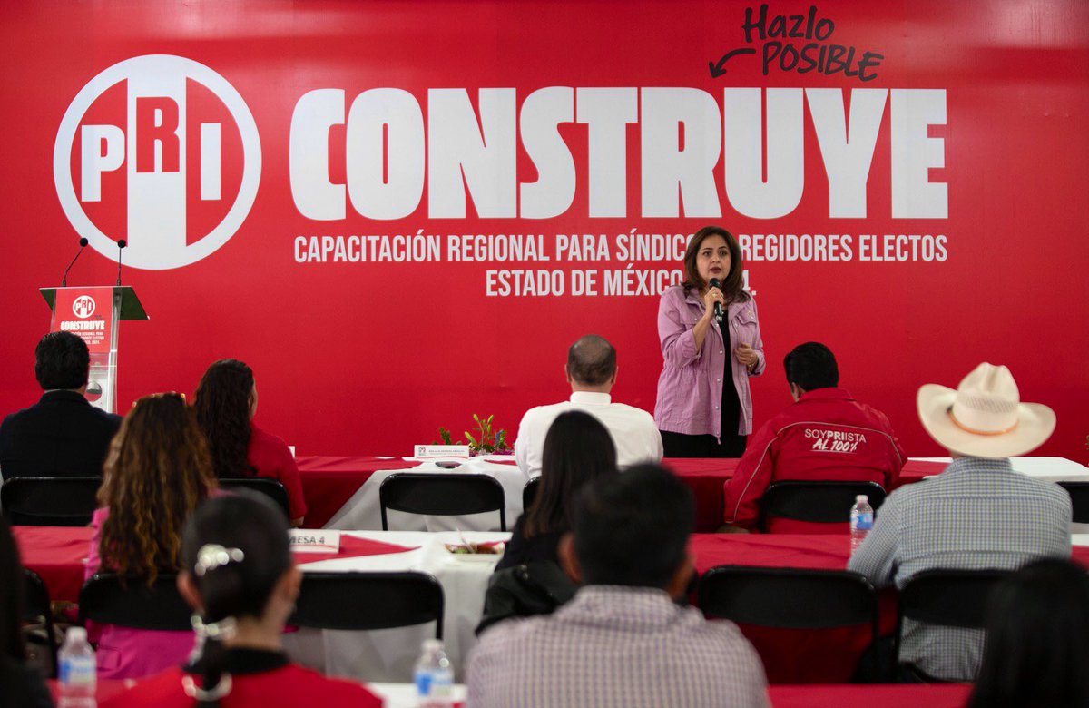 AnaLiliaHerrera's tweet photo. A pesar de la adversidad, es fundamental que seamos autocríticos y que continuemos preparándonos para recuperar espacios y enfrentar la batalla por #México.
Nuestra misión es clara: gobernar con eficacia, abanderando las causas de la sociedad. https://t.co/yocInTWBjz