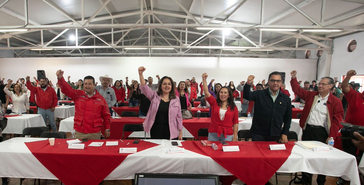 AnaLiliaHerrera's tweet photo. A pesar de la adversidad, es fundamental que seamos autocríticos y que continuemos preparándonos para recuperar espacios y enfrentar la batalla por #México.
Nuestra misión es clara: gobernar con eficacia, abanderando las causas de la sociedad. https://t.co/yocInTWBjz
