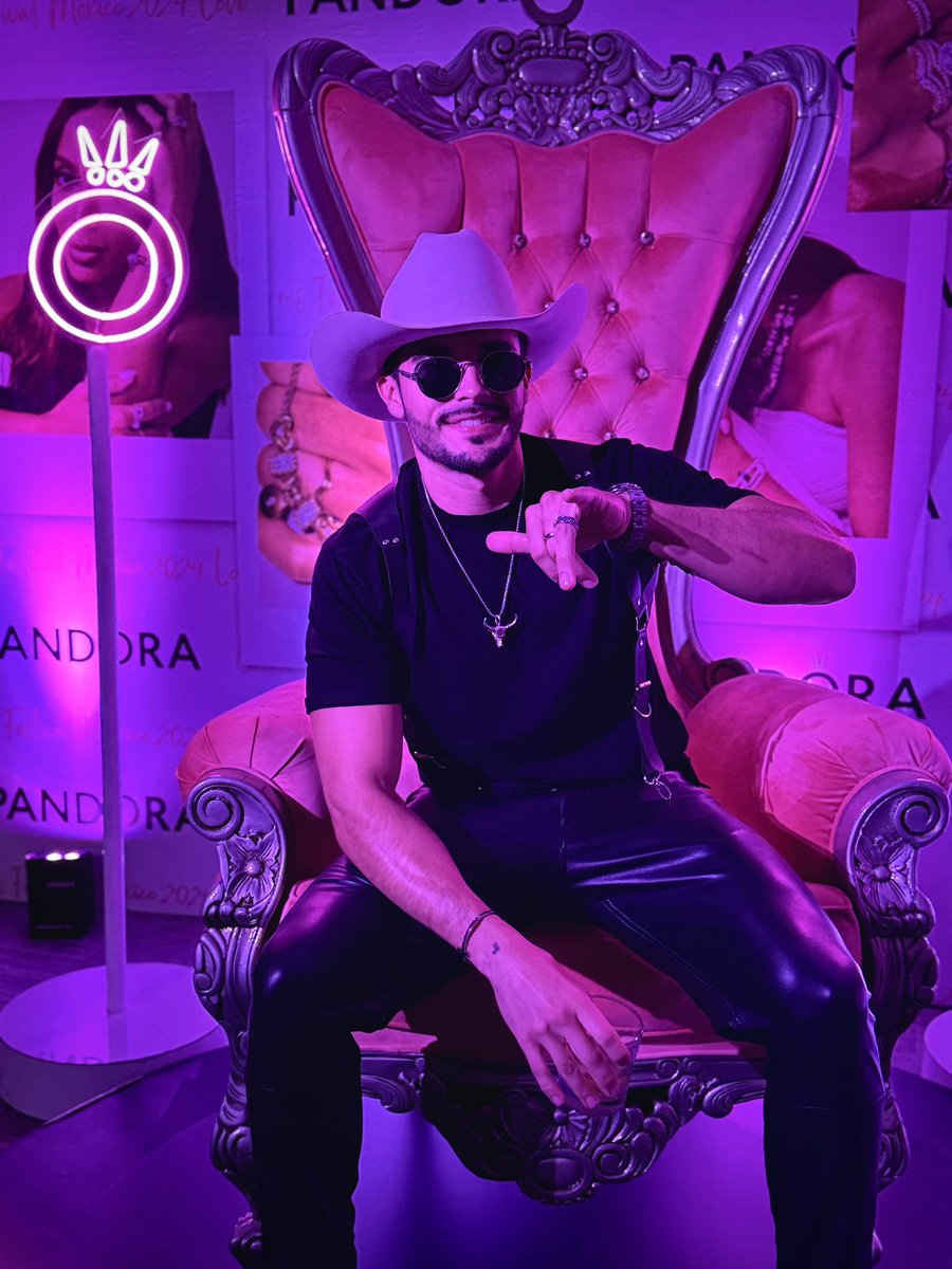 IrvinVillatoro's tweet photo. La noche de anoche 💍✨#Pandora #PandoraMX #PandoraOficial https://t.co/Xo8zroU8wB