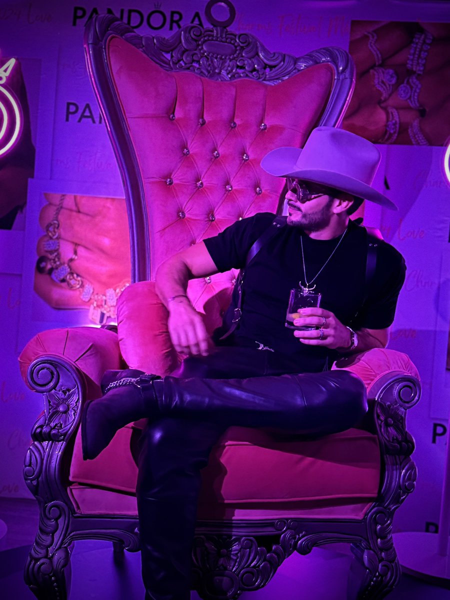 IrvinVillatoro's tweet photo. La noche de anoche 💍✨#Pandora #PandoraMX #PandoraOficial https://t.co/Xo8zroU8wB