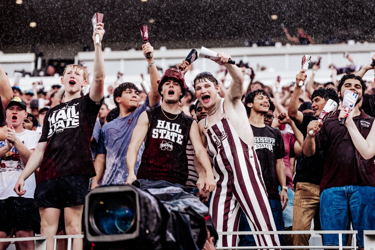 HailStateFB's tweet photo. The absolute 𝘽𝙀𝙎𝙏 fans in the country ❤️

#SHOWTIME | #HailState https://t.co/uST3hG4DsY
