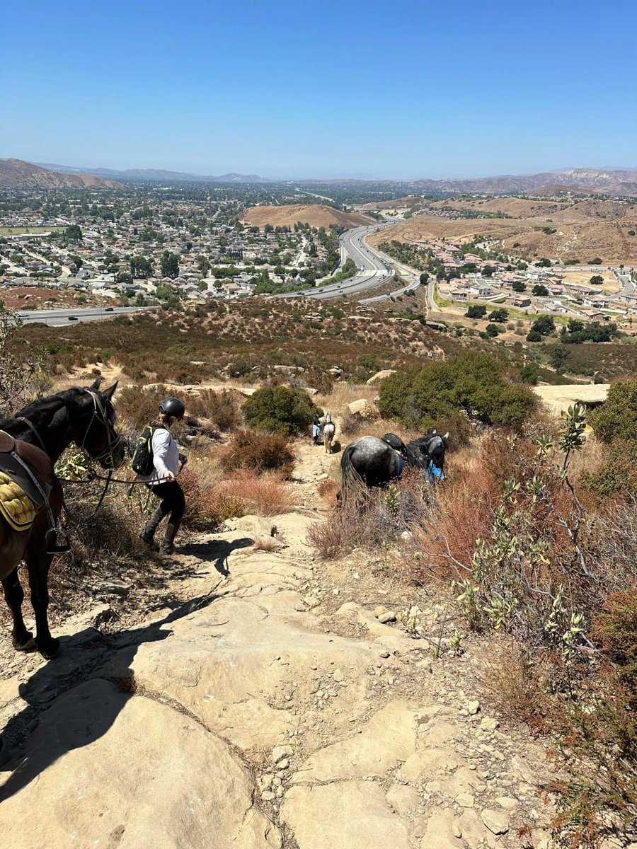 The four-hour horseback riding trip was full of thrills, excitement and excitement. We experienced various terrains, challenged ourselves and enjoyed the beautiful scenery of nature. Every jump and every turn brought a different feeling, making the whole journey more memorable.