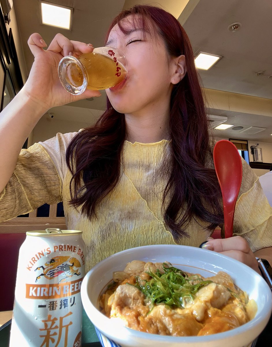 朝日を浴びて一番搾りを楽しむ23歳🍺

日曜日は「朝から始めて早めに〆る」
これこそ責任ある"大人"の鉄則です☝️