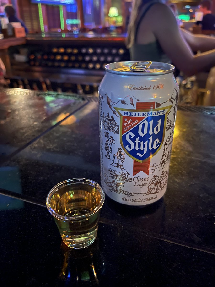 MarkSlatt's tweet image. A Chicago handshake before Pearl Jam Night 2