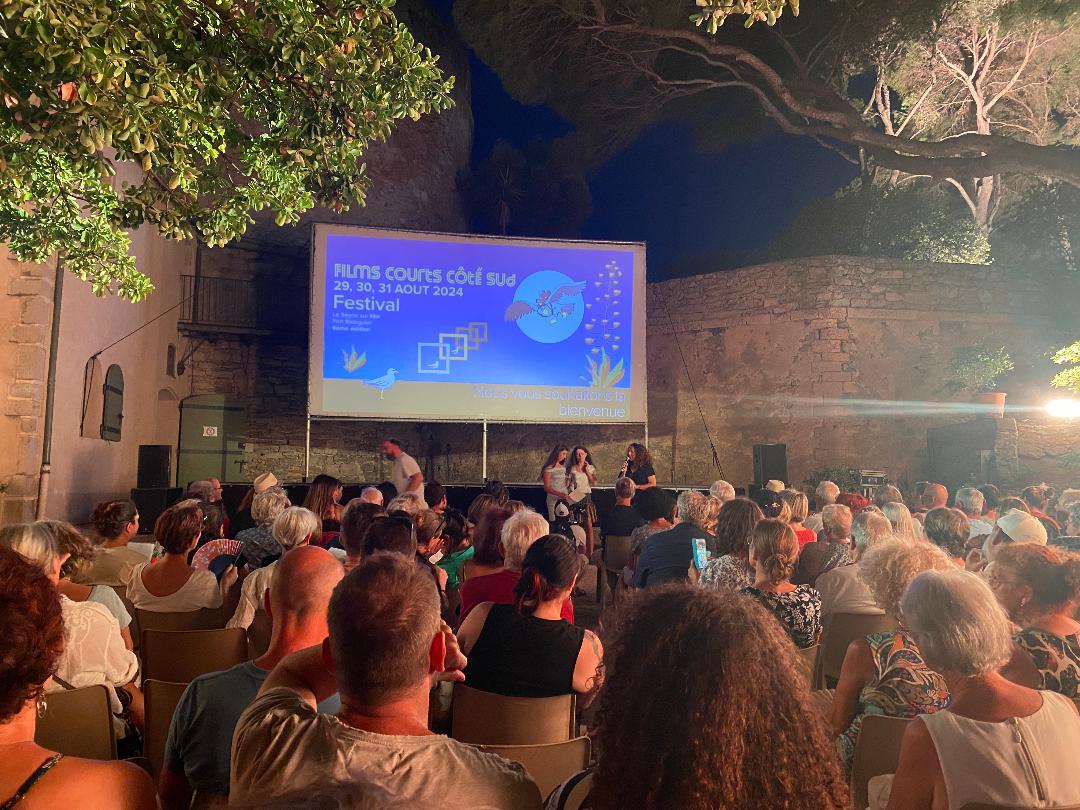 Ici_Le_Mistral's tweet image. Belle projection d' Ici le Mistral souffle fort ce 29 août au Festival Films Courts Côté Sud.
Merci au public, à l'équipe du film et aux organisateurs
@lagenceducourtmetrage
@CreativTeach 
@Sabeenjean