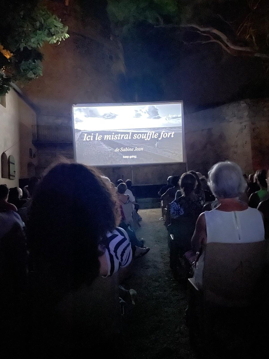 Ici_Le_Mistral's tweet image. Belle projection d' Ici le Mistral souffle fort ce 29 août au Festival Films Courts Côté Sud.
Merci au public, à l'équipe du film et aux organisateurs
@lagenceducourtmetrage
@CreativTeach 
@Sabeenjean
