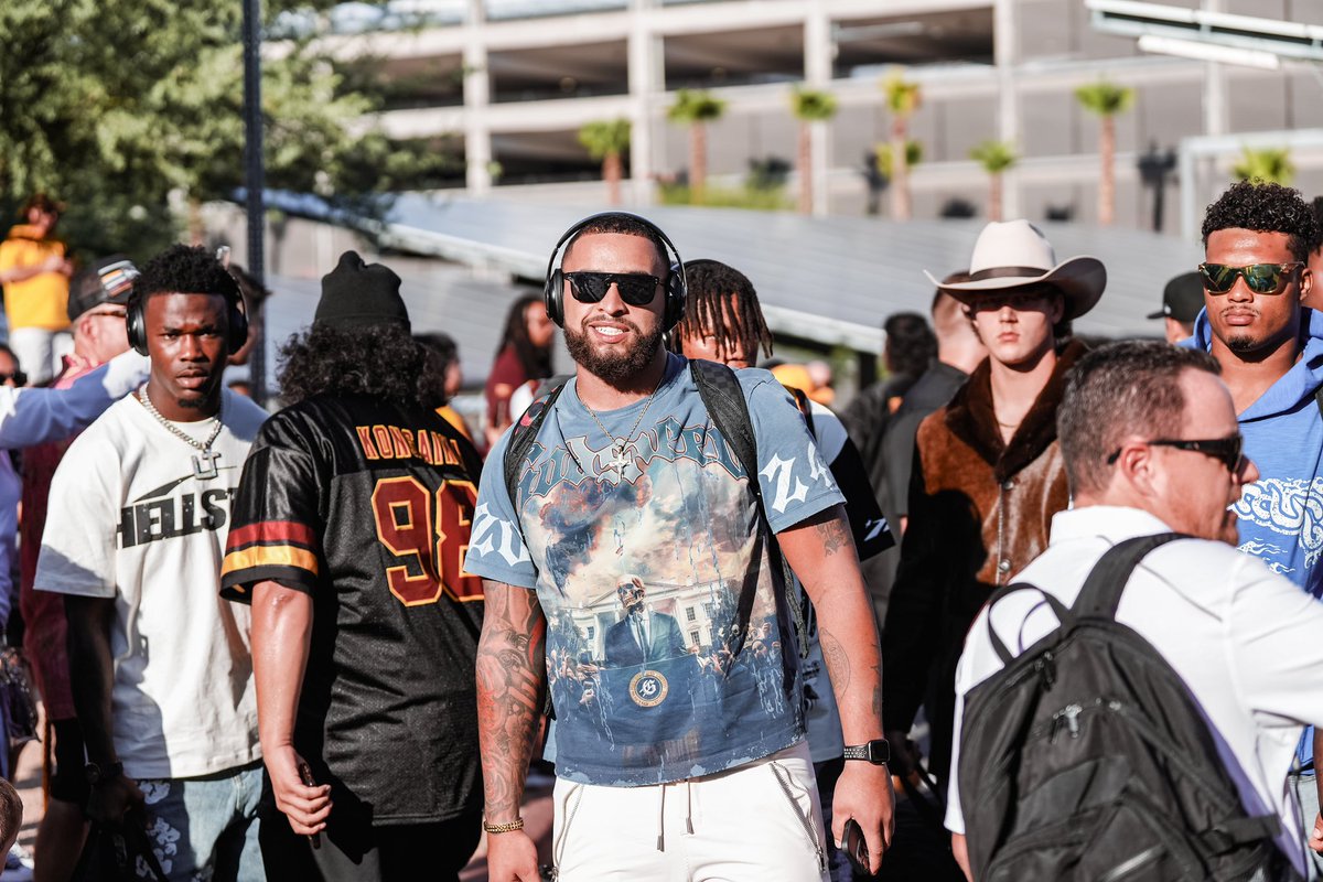 ASUFootball's tweet photo. The boys are home 🔱

#ForksUp /// #ActivateTheValley https://t.co/Ntu7quMG2X