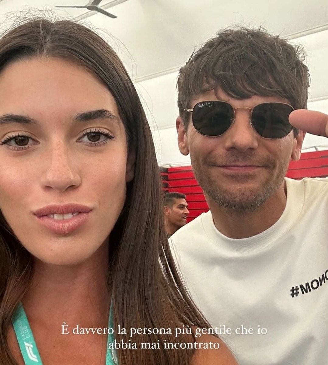 updatedLT's tweet photo. Louis with a fan today! https://t.co/0CbxZTiHhS