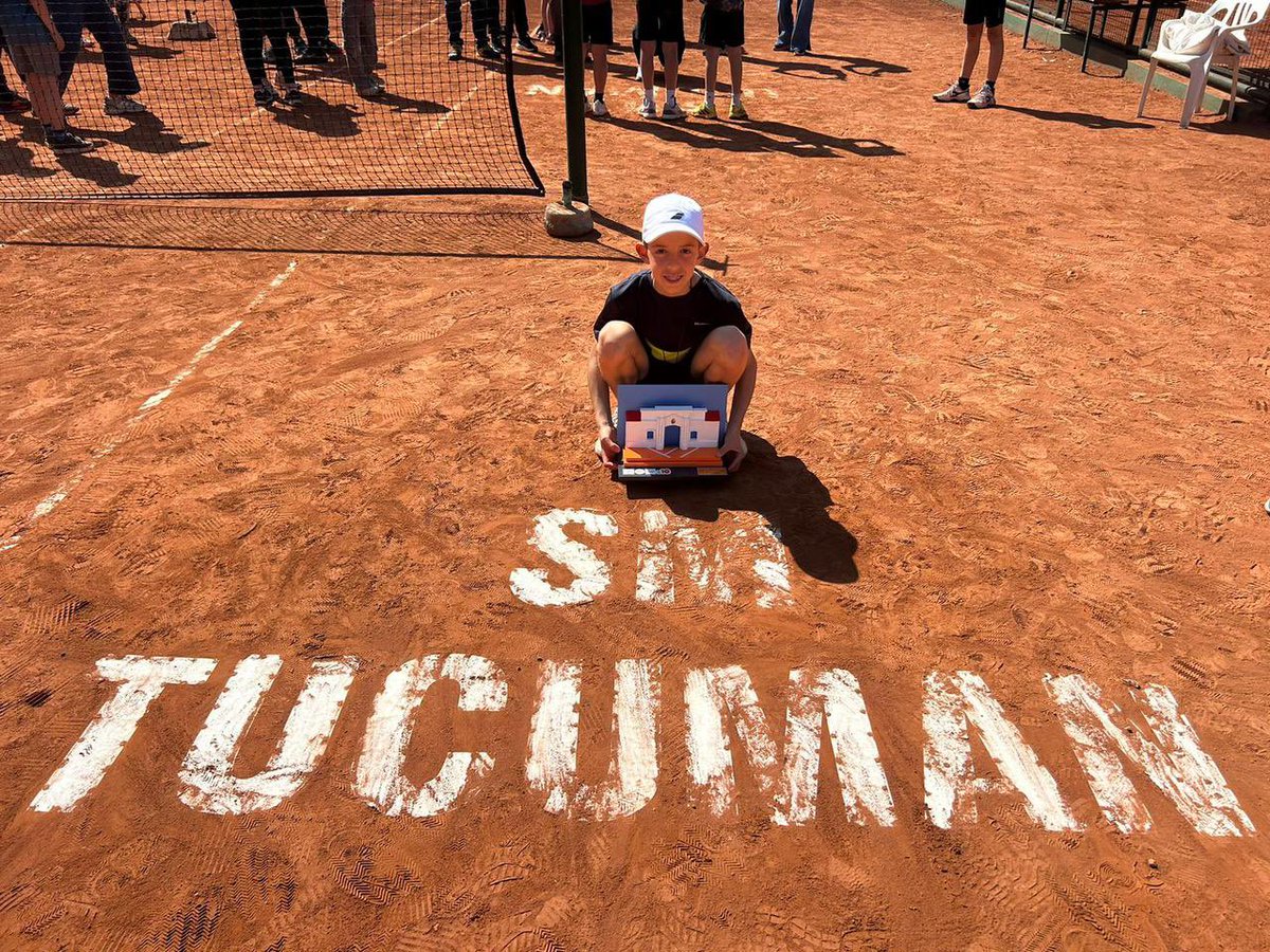CASarmientoOf's tweet photo. 🎾 #TenisCAS / Dos guerreros destacándose por el país 🤩
🏆 Conrado Rossi obtuvo, por tercera vez consecutiva, el campeonato Nacional hasta 10 años disputado en Tucumán. https://t.co/6TszyNlw9P