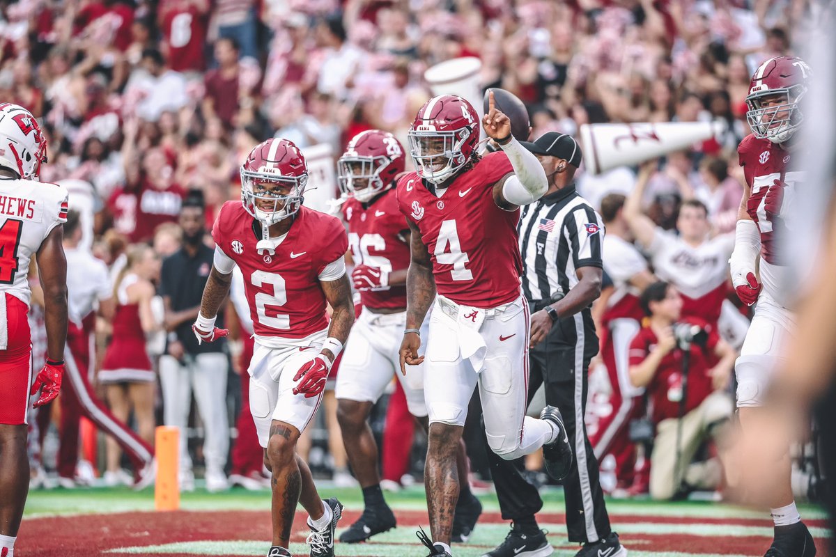 UA_Athletics's tweet photo. Keep the good times ROLLING 😎

#RollTide | @AlabamaFTBL https://t.co/zBxri16XjW