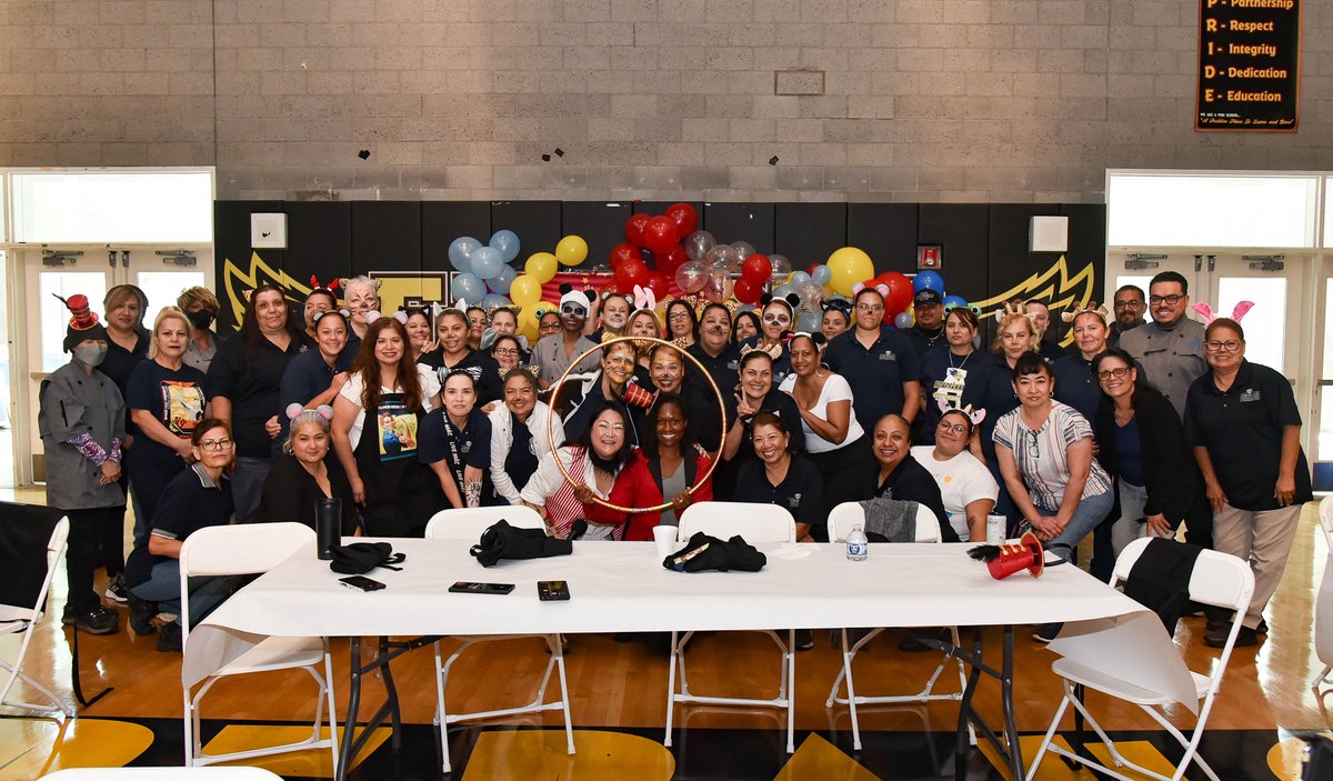 📚🍎 This #LaborDayWeekend, we're sending a huge shoutout to our incredible Nutrition Services staff, who work tirelessly to ensure our students are well-nourished and ready to thrive! #WeAreLynwood