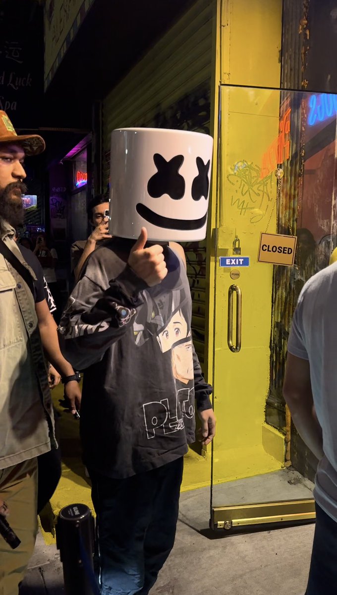 Proliphic_'s tweet photo. First Payo &amp; now Marshmello @ NY😭😭 https://t.co/3eXF2xxBBp