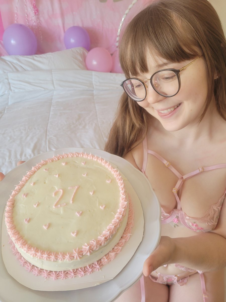 realmira_xo2's tweet photo. made my own cake this year :) https://t.co/37TeetChss