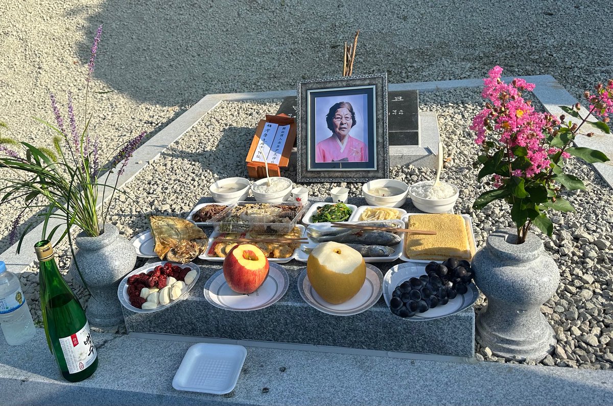 <감사 인사 올립니다>
  
어머님 산소까지 잘 모시고 왔습니다. 

바쁘신 중에도 찾아주시고 따뜻한 위로를 건네 주심에 진심으로 감사 드립니다. 

슬픔에 찬 저희에게 큰 힘이 되었습니다. 베풀어 주신 온정을 잊지 않고 오래도록 기억하겠습니다.

차후, 댁내의 대소사 시 꼭 연락주시어 보답할 수