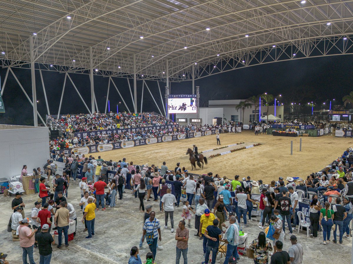 YamilHAranaP's tweet photo. Lleno total en el cierre de Agro Bolívar. Y la noche no termina en el Centro de Exposiciones Agropecuarias de Arjona. https://t.co/NVrZZcMsX6