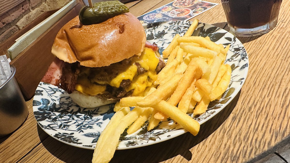 kazup0926's tweet photo. ハンバーガーほんま好き🍔
1枚目 #HYOESBURGERS
2枚目 #JSBURGER
3枚目 #バーガークレイジー
4枚目 #BRISKSTAND https://t.co/JKEhiJ2ias