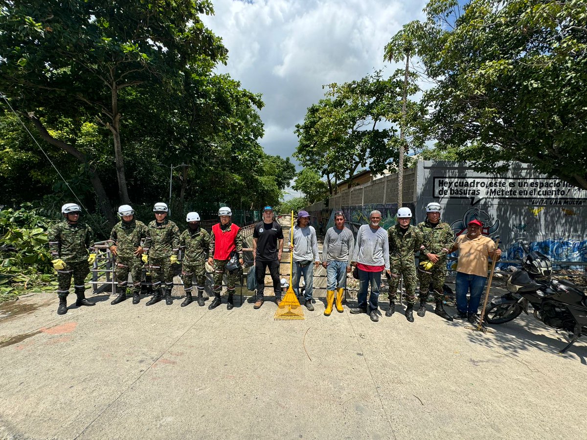 Ingenieros_EJC's tweet photo. Soldados de la Brigada de Atención y Prevención de Desastres, en articulacion con autoridades locales y la comunidad, recogieron 1.300 kilos de residuos sólidos y podaron árboles en la zona del arrollo La Ciudadela de Barranquilla, #Atlántico.

¡Somos #CustodiosDelMedioAmbiente! https://t.co/stdRFnSheg