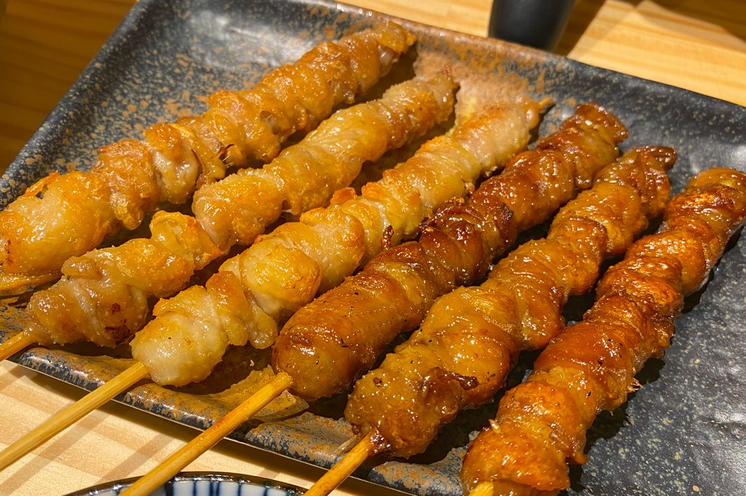 TravelMomos's tweet photo. 福岡に初出店した #焼鳥 屋さんで #一人飲み ！
#福岡グルメ #博多グルメ ＃とりかわ長政 #福岡飲み #博多駅 #昼飲み #博多駅グルメ #nagamasa #torikawa #japantravel #japanesefood #fukuoka #hakata #hakatastation #후쿠오카 #하카타 
YouTube動画もぜひご覧ください。
https://t.co/tVG9wdAwYb https://t.co/eEm30NT953