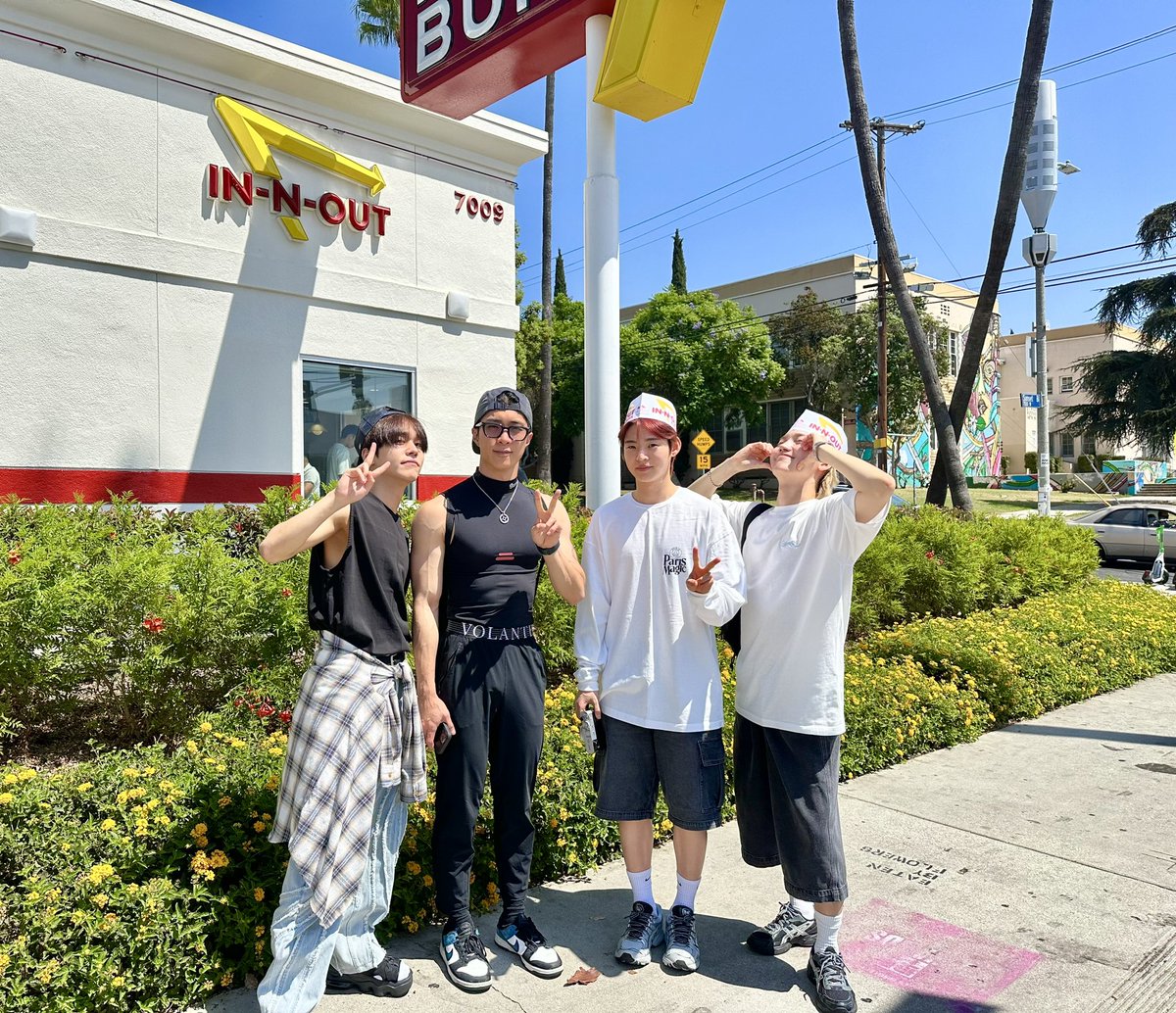 ONF_members's tweet photo. [#유 #U] 🍔⭐️🤩 https://t.co/OVN1bSFjcx