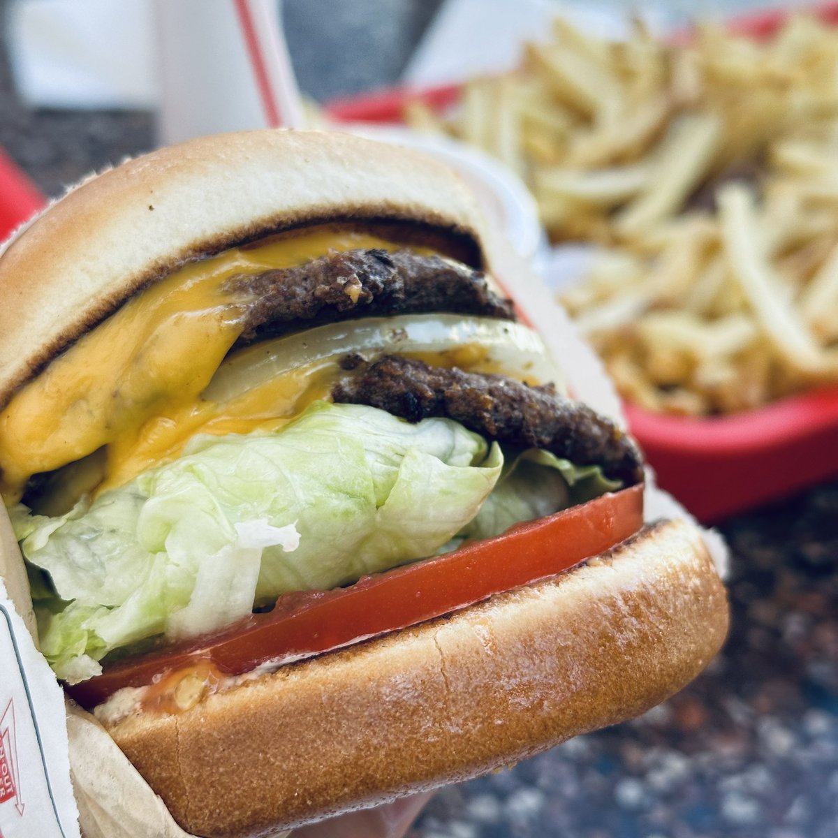ONF_members's tweet photo. [#유 #U] 🍔⭐️🤩 https://t.co/OVN1bSFjcx