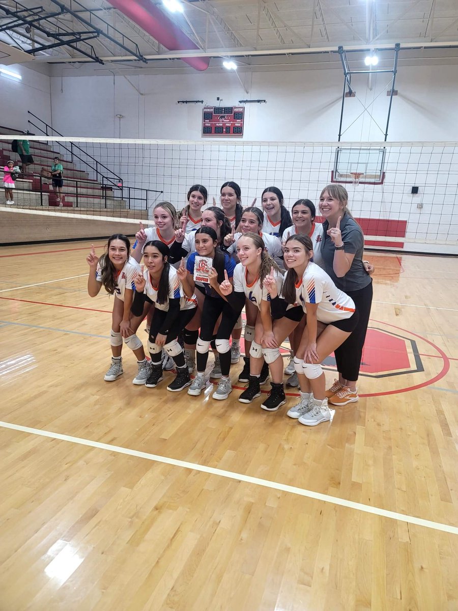 Lady Cat freshman win the Jv GOLD bracket at the West Tex Fest! Congratulations ladies!! #ladycattough <a href="/Paul_Witwer/">Paul Witwer</a> <a href="/SAISD_Athletics/">San Angelo ISD Athletics</a> <a href="/SanAngeloISD/">San Angelo ISD</a> <a href="/The_CHS_Bobcats/">CentralHSBobcats</a>