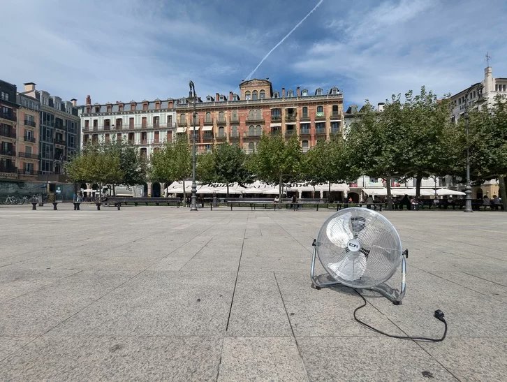 naiz_info's tweet photo. La isla de calor de Iruñea y las vías para refrigerar una ciudad https://t.co/1GLwlO9iWf Un equipo de la UPNA midió en verano de 2022 el aumento de temperatura en la ciudad a causa del cemento. Por @AritzIntxusta https://t.co/n3aJN5MbEo