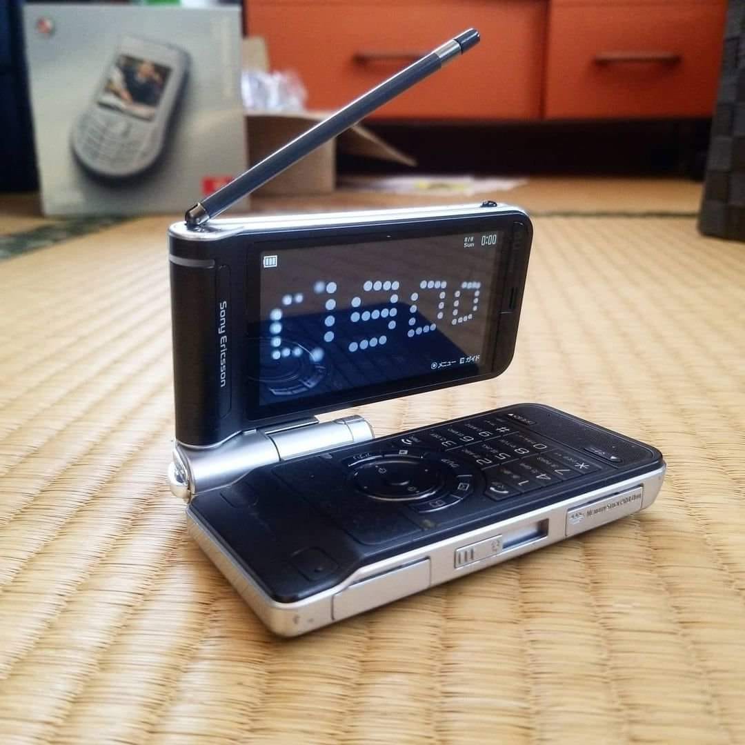 In 2006, Sony Ericsson introduced to Japan the W44S, featuring a