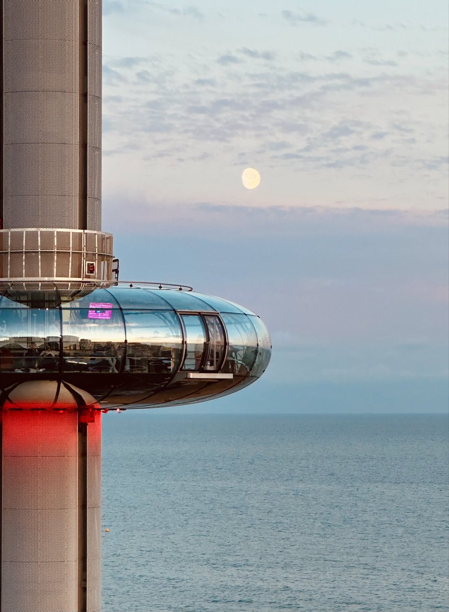 Steveontour1's tweet image. My #favourite for #August is the #Moon rising over the #Brighton i360 #DailyPictureTheme