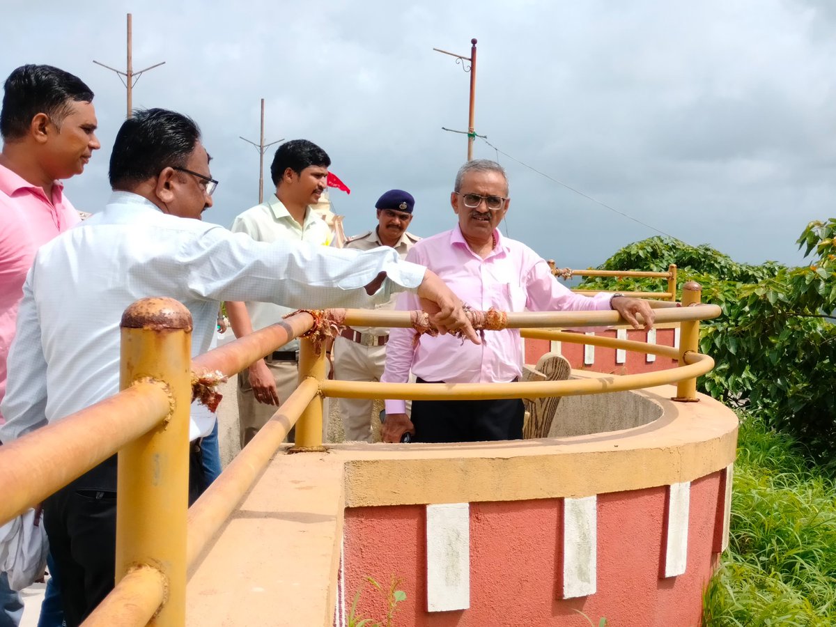 આજ રોજ વલસાડ તાલુકાના પારનેરા ડુંગર ખાતે  પારનેરા ડુંગરના વિકાસના કામો અર્થે સબંધિત અધિકારીશ્રીઓ સાથે મુલાકાત કરવામાં આવી.#NewSunriseGuj <a href="/CMOGuj/">CMO Gujarat</a> <a href="/revenuegujarat/">Revenue Dep. Gujarat</a> <a href="/InfoValsadGoG/">Info Valsad GoG</a>