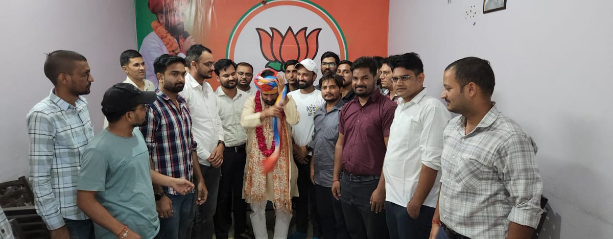 TheUpenYadav's tweet image. शाहपुरा विधानसभा क्षेत्र के नियुक्त कंप्यूटर अनुदेशकों ने आज प्रधान कार्यालय, खोजावाला पहुंचकर संविदा से नियमित भर्ती करवाने व नियुक्ति दिलवाने लिए साफा पहनाकर व मिठाई खिलाकर आभार जताया।
साथ में कंप्यूटर अनुदेशक की विसंगतियों को दूर करवाने के लिए ज्ञापन दिया।
कंप्यूटर अनुदेशकों…