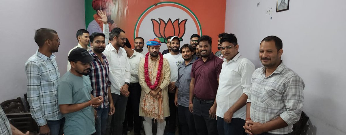 TheUpenYadav's tweet image. शाहपुरा विधानसभा क्षेत्र के नियुक्त कंप्यूटर अनुदेशकों ने आज प्रधान कार्यालय, खोजावाला पहुंचकर संविदा से नियमित भर्ती करवाने व नियुक्ति दिलवाने लिए साफा पहनाकर व मिठाई खिलाकर आभार जताया।
साथ में कंप्यूटर अनुदेशक की विसंगतियों को दूर करवाने के लिए ज्ञापन दिया।
कंप्यूटर अनुदेशकों…