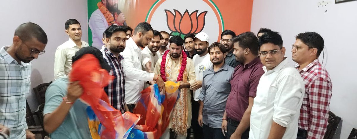 TheUpenYadav's tweet image. शाहपुरा विधानसभा क्षेत्र के नियुक्त कंप्यूटर अनुदेशकों ने आज प्रधान कार्यालय, खोजावाला पहुंचकर संविदा से नियमित भर्ती करवाने व नियुक्ति दिलवाने लिए साफा पहनाकर व मिठाई खिलाकर आभार जताया।
साथ में कंप्यूटर अनुदेशक की विसंगतियों को दूर करवाने के लिए ज्ञापन दिया।
कंप्यूटर अनुदेशकों…