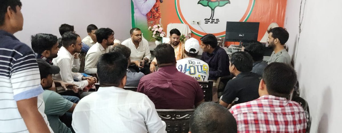 TheUpenYadav's tweet image. शाहपुरा विधानसभा क्षेत्र के नियुक्त कंप्यूटर अनुदेशकों ने आज प्रधान कार्यालय, खोजावाला पहुंचकर संविदा से नियमित भर्ती करवाने व नियुक्ति दिलवाने लिए साफा पहनाकर व मिठाई खिलाकर आभार जताया।
साथ में कंप्यूटर अनुदेशक की विसंगतियों को दूर करवाने के लिए ज्ञापन दिया।
कंप्यूटर अनुदेशकों…