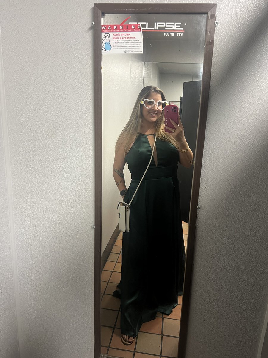 __kmfd's tweet image. ended up @ local dive bar after wedding 🙆🏼‍♀️🥳🍻 #beerme