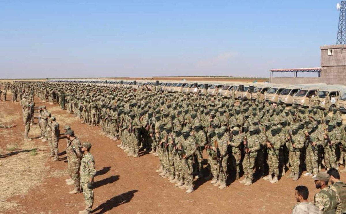 STumeni's tweet photo. Suriye Milli Ordusu
İkinci Kolordu - Sultan Murat Tümeni: Askeri Harp Okulumuzda, Kara Komando Harekatı, Ağır Silah, Keskin Nişancı, Askeri Strateji ve Taktik eğitimini tamamlayan Devrim Koruyucuları Birliğimizin, 6. Dönem mezuniyet töreninden kesitler. https://t.co/QVbrdF9gK2