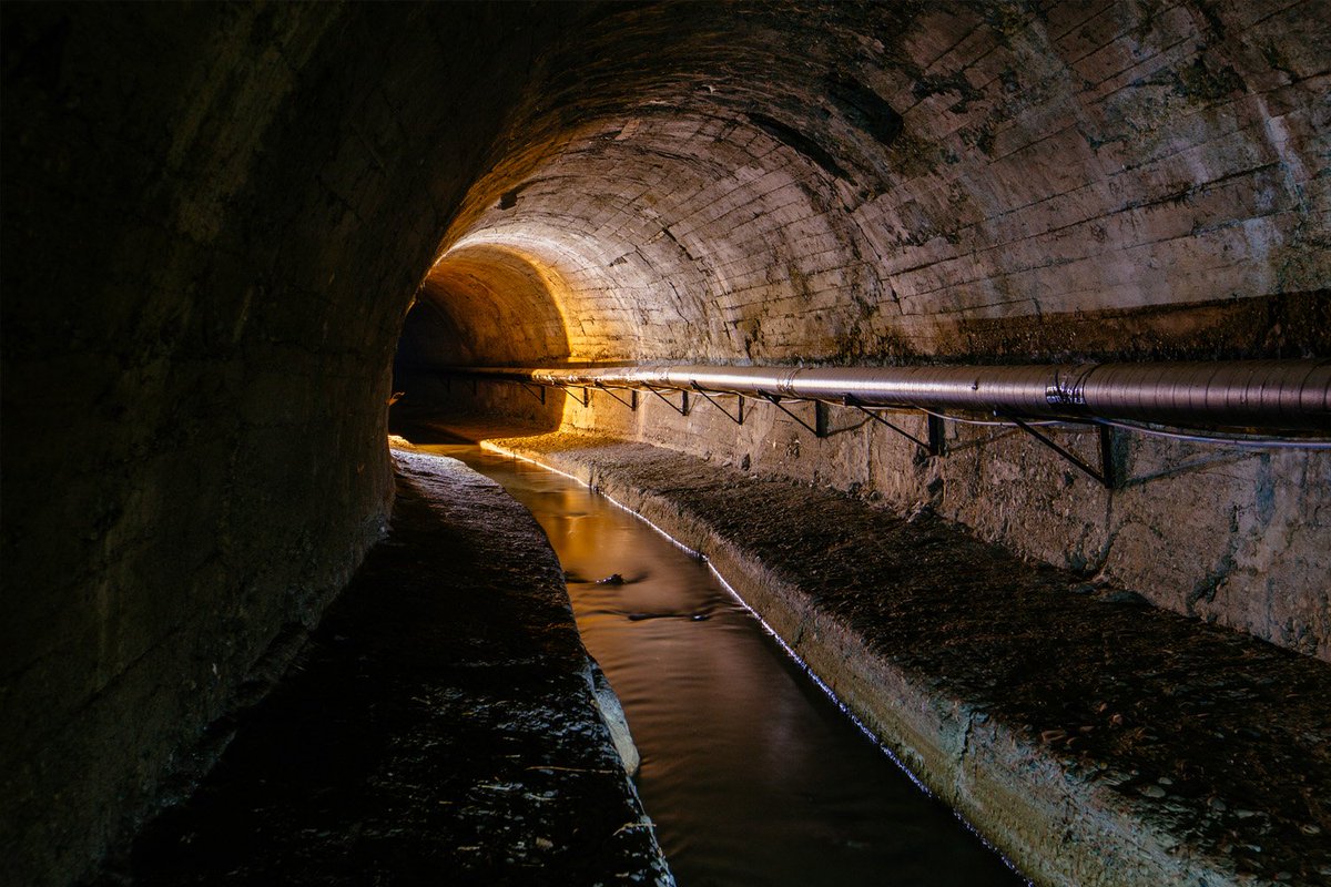 Ce tunnel ultra-sophistiqué de 220m de long a été découvert par hasard, il était destiné à braquer une banque dlvr.it/TCdlJb