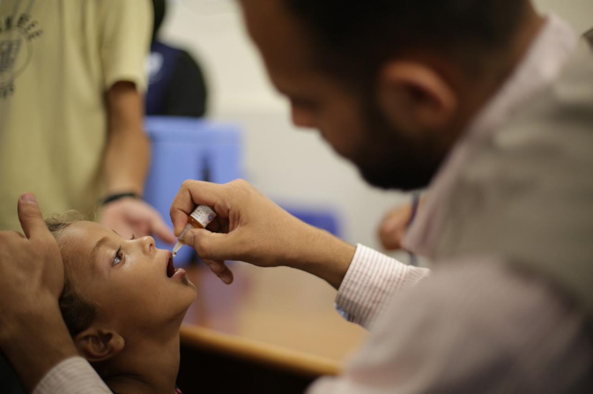 Children in #Gaza have started receiving polio vaccines this morning. This is today in Nuseirat.

The vaccination campaign has begun in the Gaza middle area, where over 200 of our teams are administrating vaccines in 28 <a href="/UNRWA/">UNRWA</a> health facilities and going tent to tent

#UNRWAworks