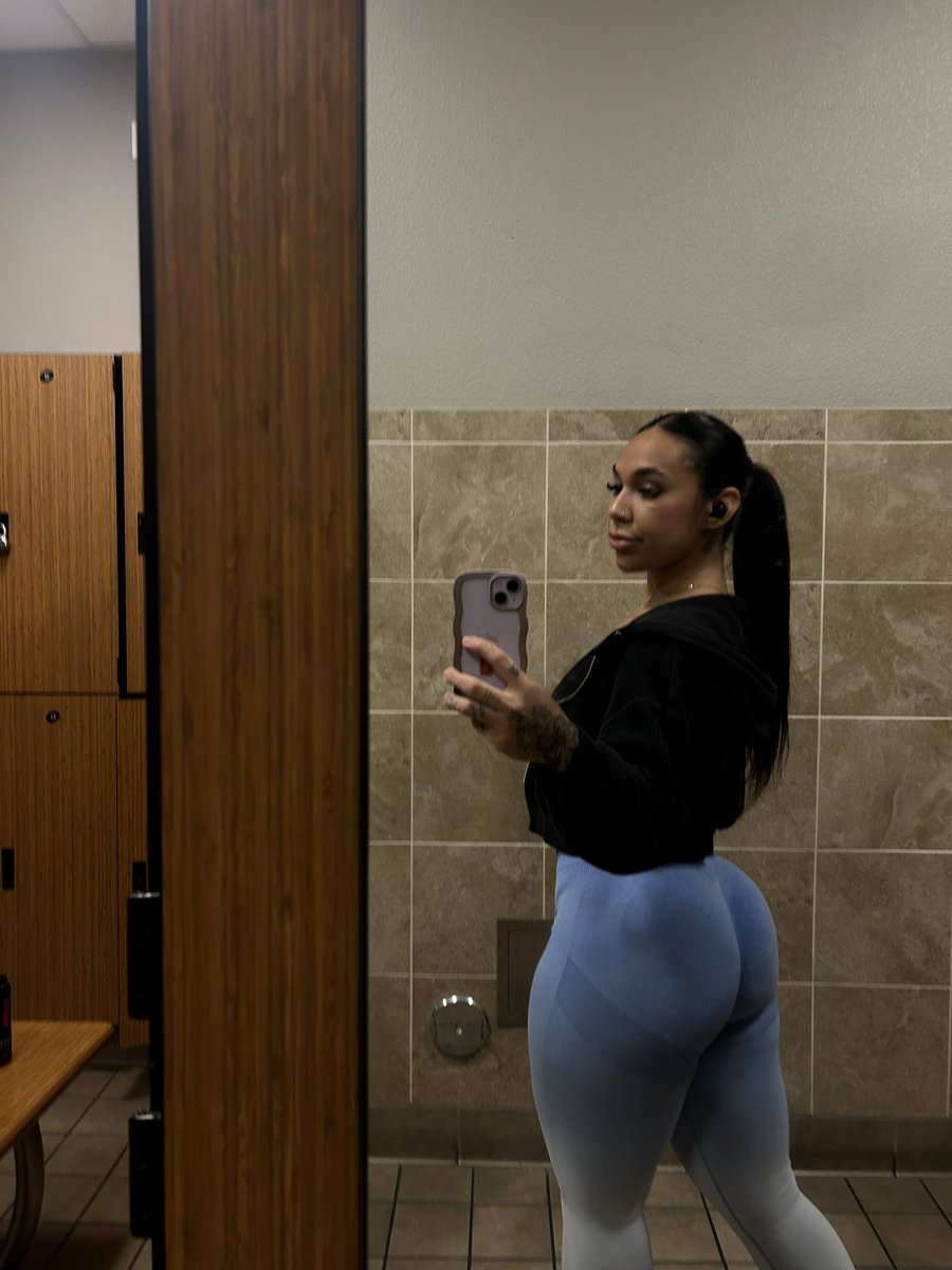 2melissa02's tweet photo. gym hate to see me coming https://t.co/kZ8aKKlnFB