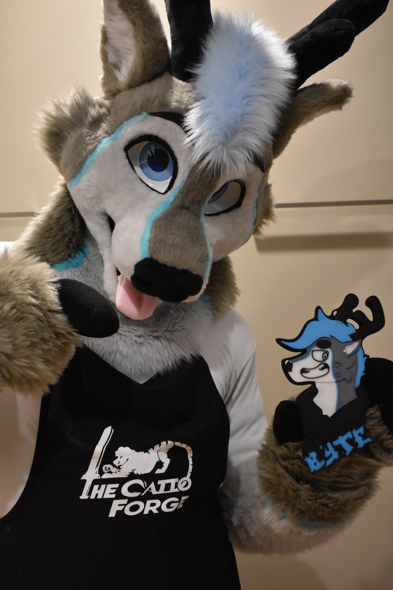 TheCattoForge's tweet photo. He’s pretty hyped about his 3D badge!

#FursuitEveryday https://t.co/KiAlEIaKN1