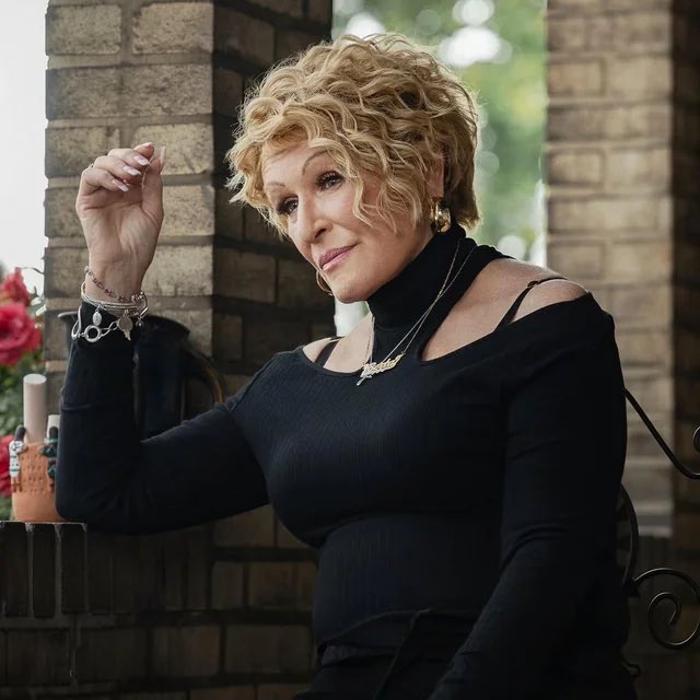 How is this the same woman? The range! 🙌🏾