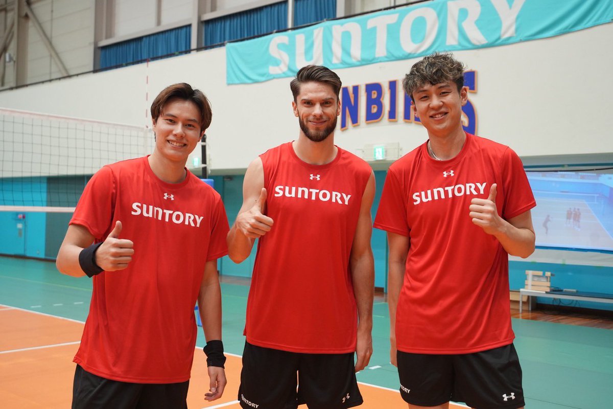 オレク が練習場に到着🏐🔥 改めて #サントリーサンバーズ大阪 へよう