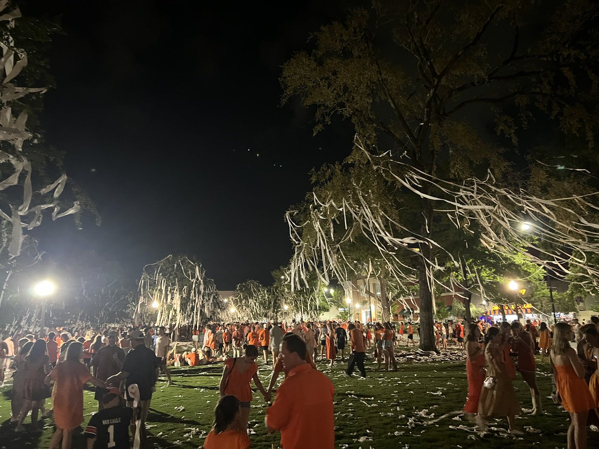 AuburnMemes's tweet image. Auburn invented rolling trees after a win
