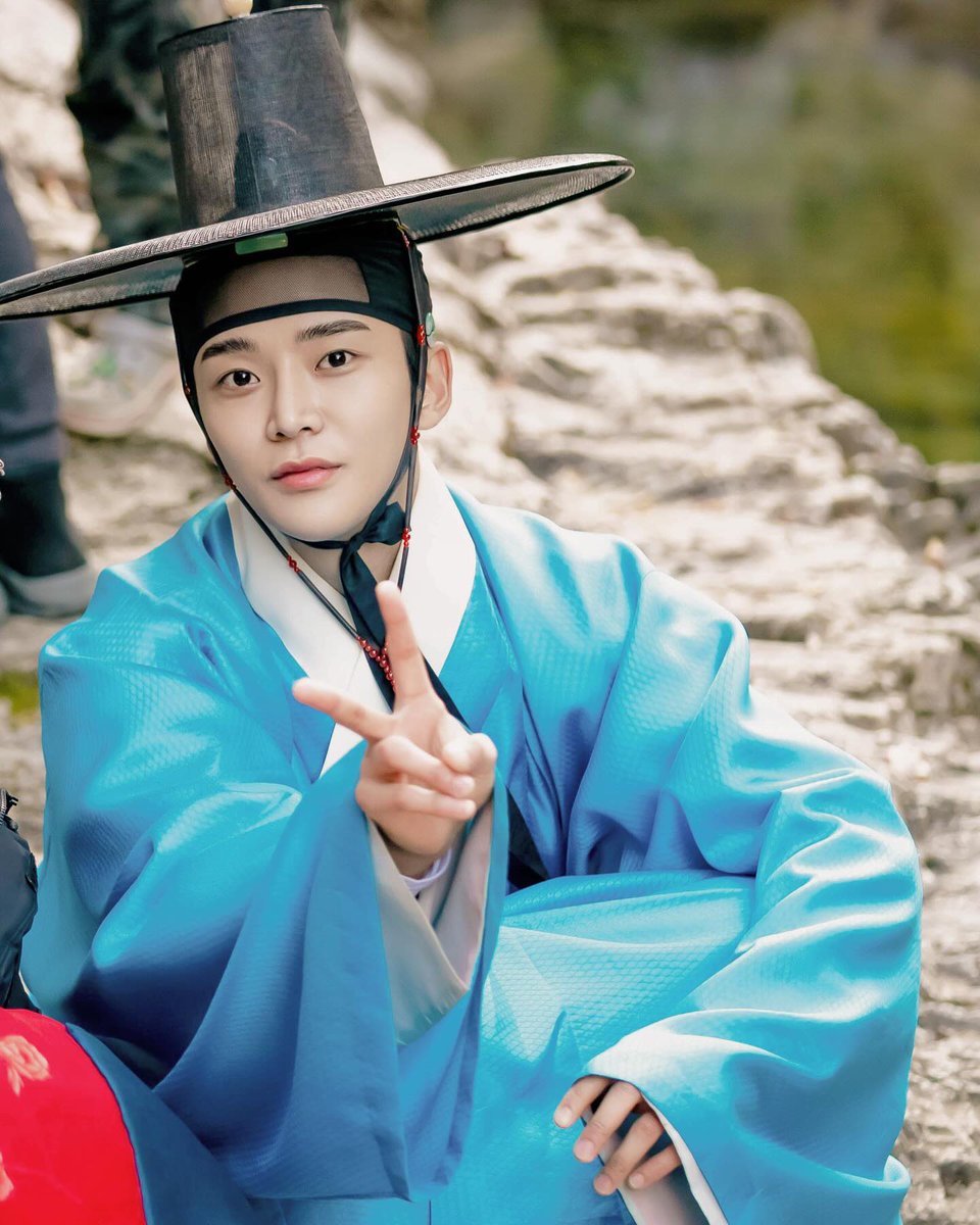 あんにょん日曜日💜 婚礼観てたらいきなり職場から電話  バイトくんが来ないから出れるかって😨 行ってきます😂 ジョンウやぁ～😭😭
#ロウン #ROWOON #로운