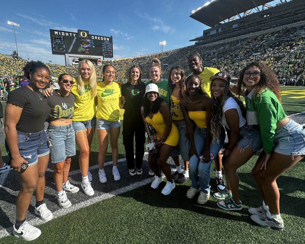Golden hour with the 🐐 at Autzen today 🥇 #GoDucks #ProDucks