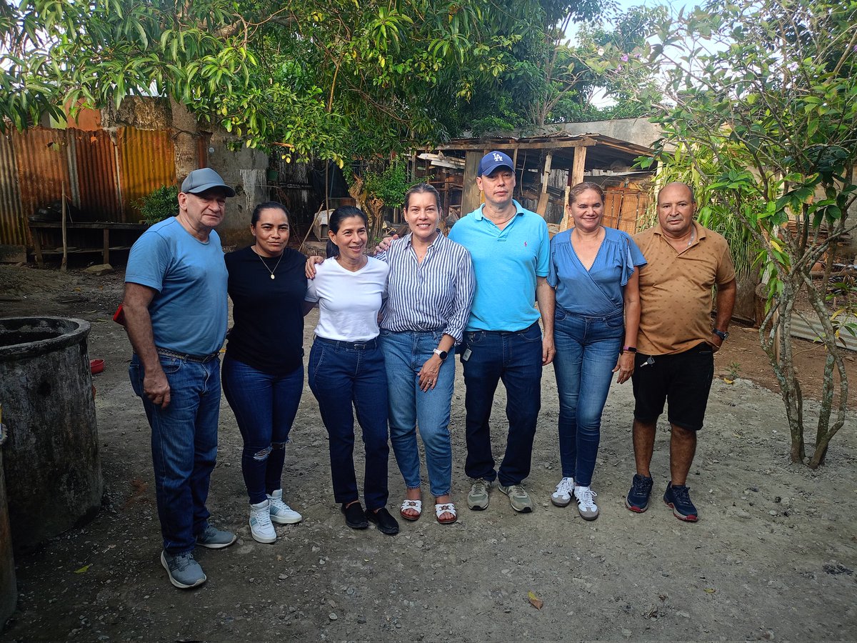 Hoy con nuestro grupo de trabajo, estuvimos visitando y fortaleciendo los lazos de amistad con varios amigos de los corregimiento de Santa Lucía, Santa Clara y Morindos.
Liliana Yúnez Luquetta
Elias Manuel Yunez Luquetta  Karen Hoyos Cohen Rubén Aza Uribe
Ana Arroyo 
Neila Genes