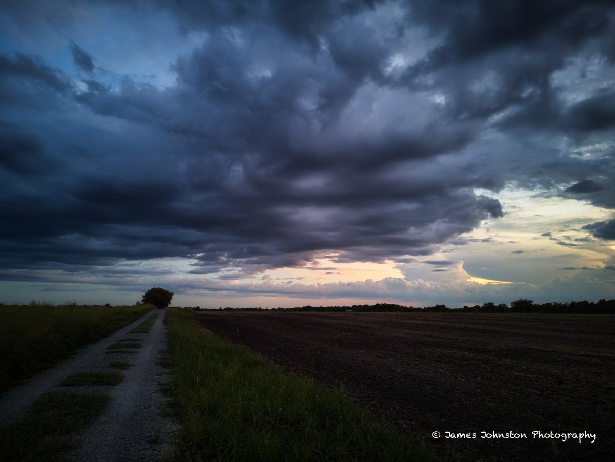 Element321's tweet photo. Backroad exploring after sunset. The clouds were beautiful tonight.
#Texas #vanishingtexas #jj_abandoned #rsa_rurex #ipulledoverforthis #trailblazers_rurex #rsa_outdoors #tmwanders #backroad_visions
#ruralexploration #rural #rsa_rural #rsa_outdoors #teampixel #clouds https://t.co/jy87KmRzRm
