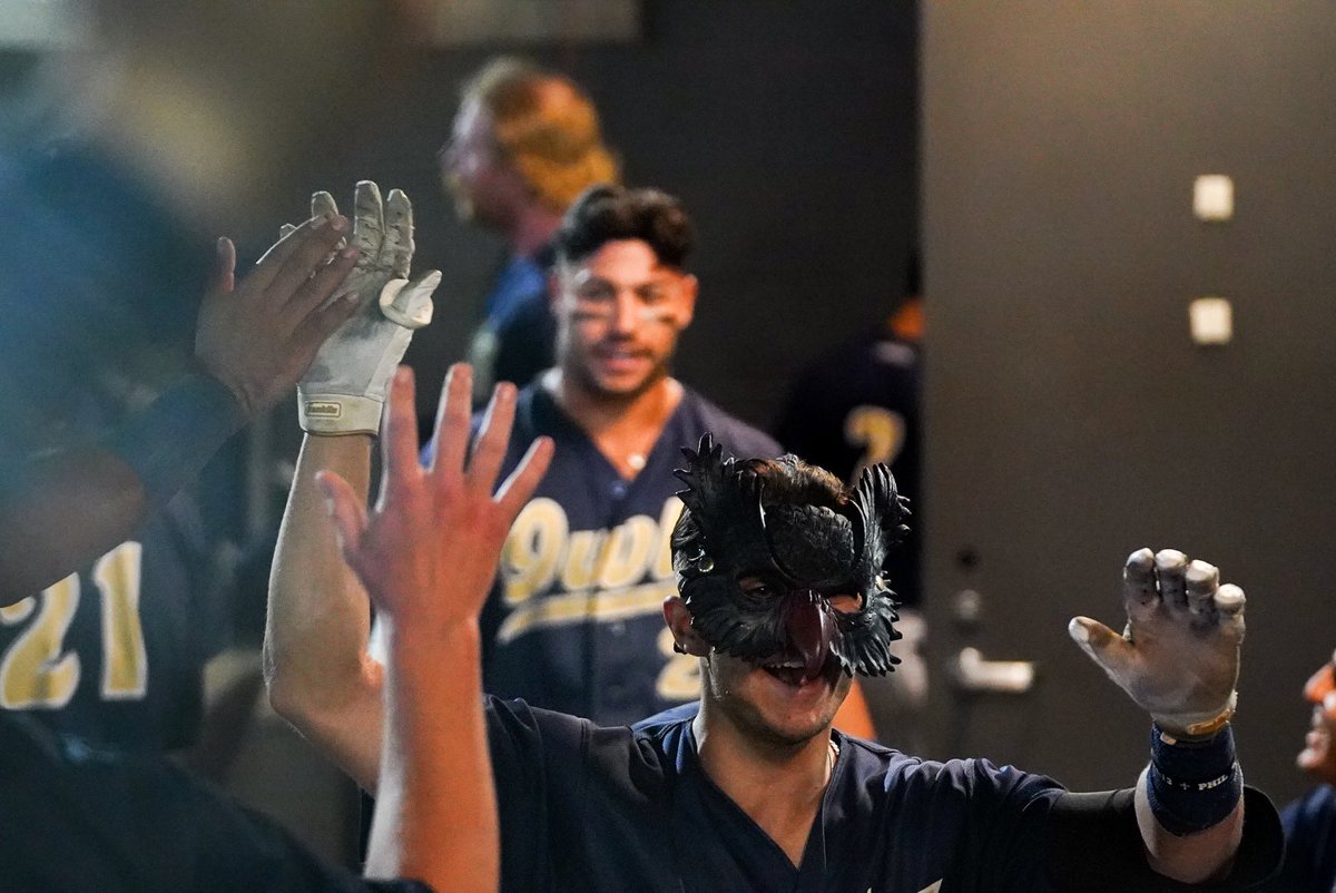 B8: Dario Gomez and Kevin Jimenez hit one OUT OF THE PARK! 🤩 

Talking double digits!

Owlz: 15  | Jackalopes: 5

#BaseballWithaZ