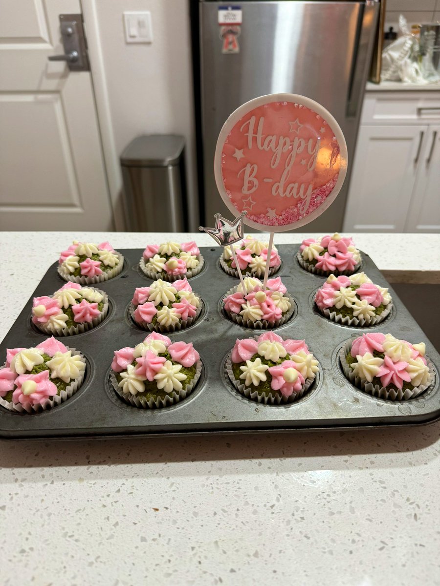 z_mac's tweet image. Broke up with a man who ruined my self esteem so I’ve been getting really into buttercream frosting art (matcha cupcakes for my bffs birthday)